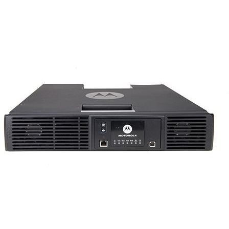 محطة قاعدة/مكرر MOTOROLA MOTOTRBO™ SLR 8000 - ترددات UHF/800/900 ميجاهرتز - 100 واط - أداء عالٍ، وموثوقية عالية، وتوافق رقمي وتناظري