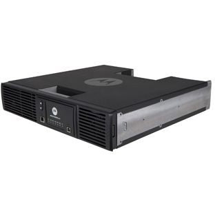 محطة قاعدة/مكرر MOTOROLA MOTOTRBO™ SLR 8000 - ترددات UHF/800/900 ميجاهرتز - 100 واط - أداء عالٍ، وموثوقية عالية، وتوافق رقمي وتناظري