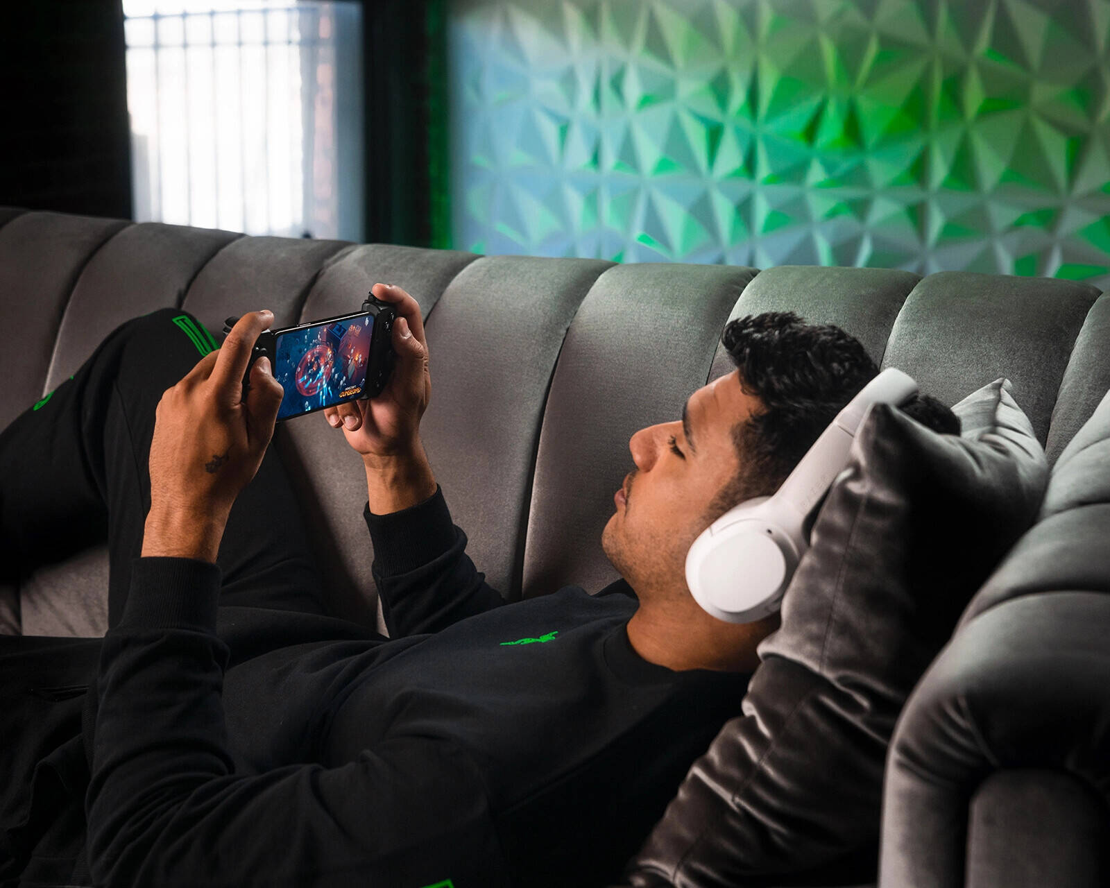 Razer Kishi V2 – Universal Mobile Gaming Controller with USB-C, Ergonomic Design, and Razer Nexus App Support