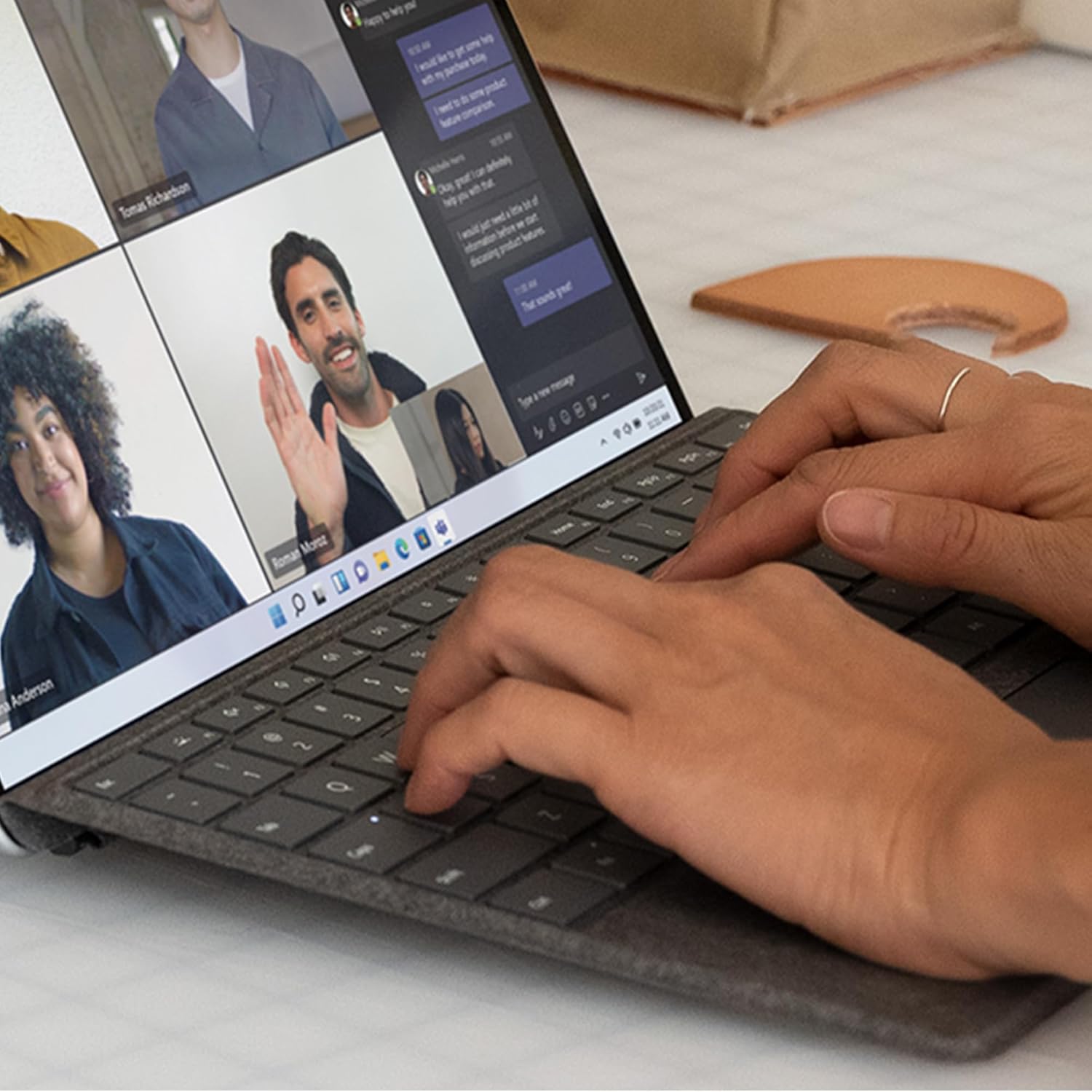 لوحة مفاتيح مايكروسوفت سيرفيس برو مع مخزن قلم نحيف – 13 بوصة بلاتيني، إنجليزي/عربي، لسيرفيس برو 11 / برو 9 / برو 8