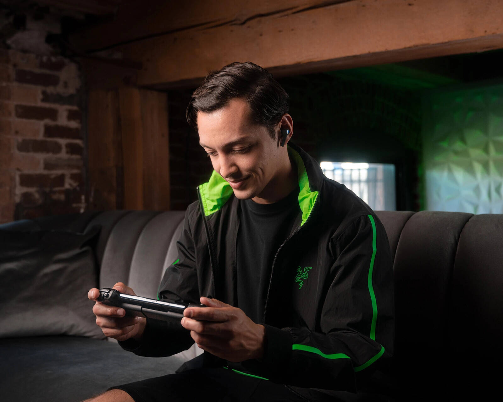 Razer Kishi V2 – Universal Mobile Gaming Controller with USB-C, Ergonomic Design, and Razer Nexus App Support