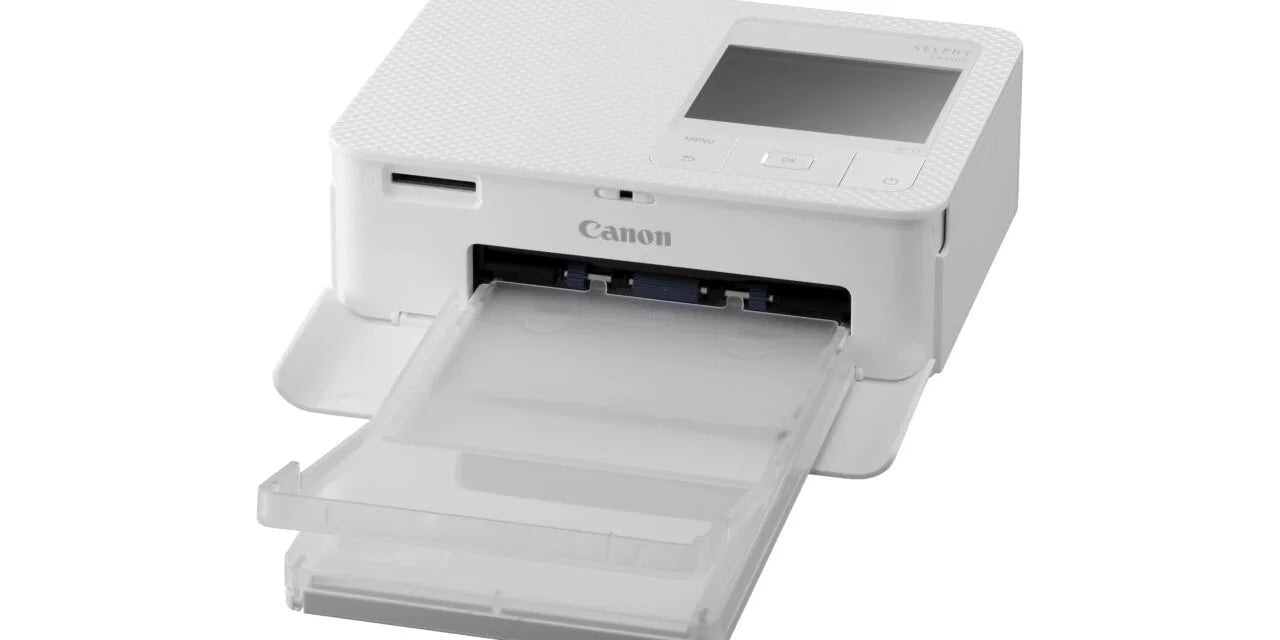 طابعة الصور اللاسلكية المدمجة Canon SELPHY CP1500، طباعة بالتسامي الصبغي، دقة 300×300 نقطة لكل بوصة، شاشة LCD مقاس 3.5 بوصة، Wi‑Fi وAirPrint وUSB‑C وبطاقة SD، طباعة صور بمقاس 4×6 بوصة – أبيض