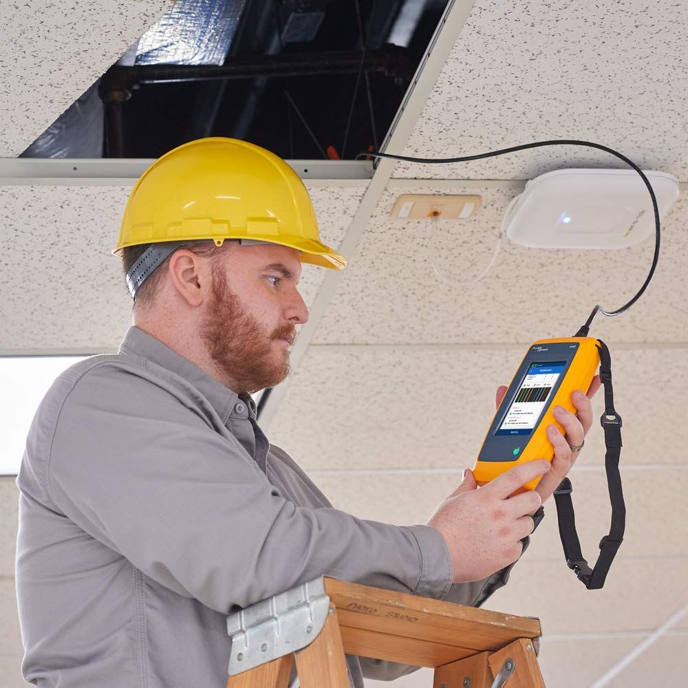 جهاز اختبار الكابلات والشبكات Fluke Networks LinkIQ مع اختبار حمل PoE، دعم 10G، رسم خرائط الأسلاك، وتشخيصات المحول
