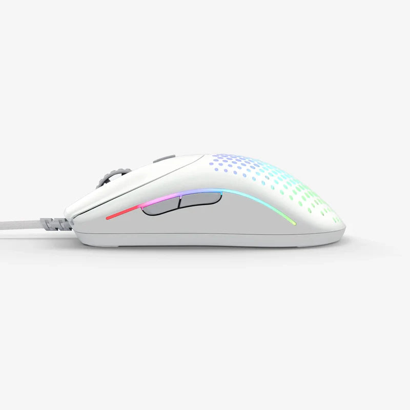 فأرة الألعاب السلكية Glorious Model O 2 – وزن فائق الخفة 59 جرام، مستشعر BAMF 2.0 بدقة 26,000 DPI، إضاءة RGB، 6 أزرار قابلة للبرمجة، تصميم متماثل لليد، أقدام PTFE، كابل باراكورد معزز