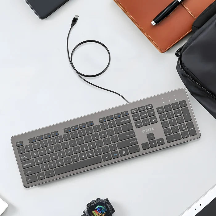 لوحة مفاتيح سلكية UNITEK SlimTap بمفتاح 104، تصميم كامل الحجم فائق النحافة، كتابة صامتة، تصميم مريح مرتفع، اتصال USB-A، رمادي فضائي