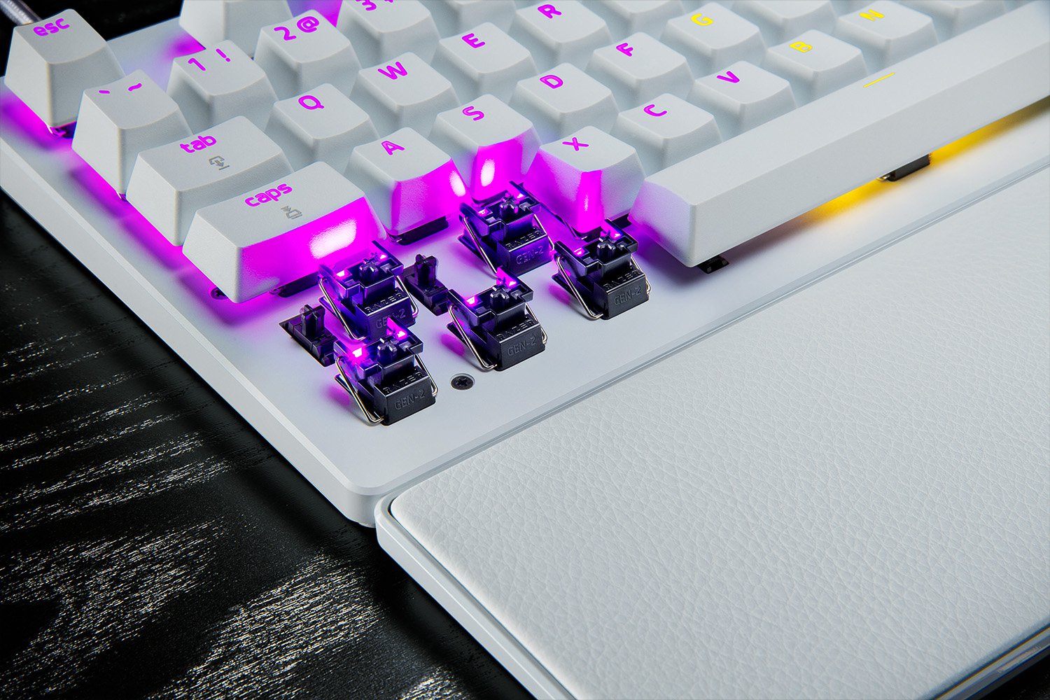 Razer Huntsman V3 Pro Tenkeyless - لوحة مفاتيح رياضية إلكترونية بصرية تناظرية TKL بضغطة زر سريعة وتشغيل سريع (تعديلات سريعة مدمجة، قرص متعدد الوظائف وأزرار) تصميم أمريكي | أبيض 