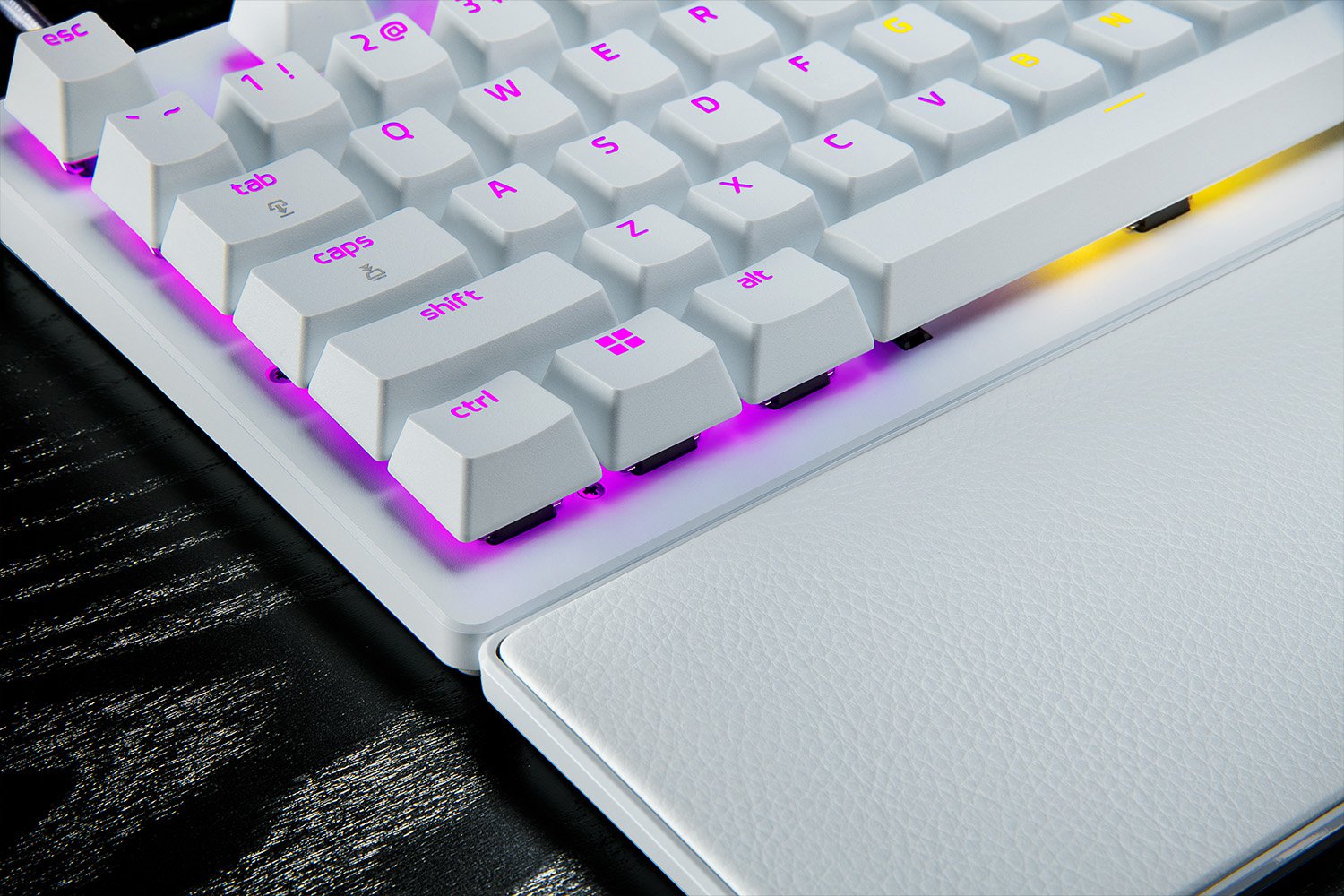 Razer Huntsman V3 Pro Tenkeyless - لوحة مفاتيح رياضية إلكترونية بصرية تناظرية TKL بضغطة زر سريعة وتشغيل سريع (تعديلات سريعة مدمجة، قرص متعدد الوظائف وأزرار) تصميم أمريكي | أبيض 