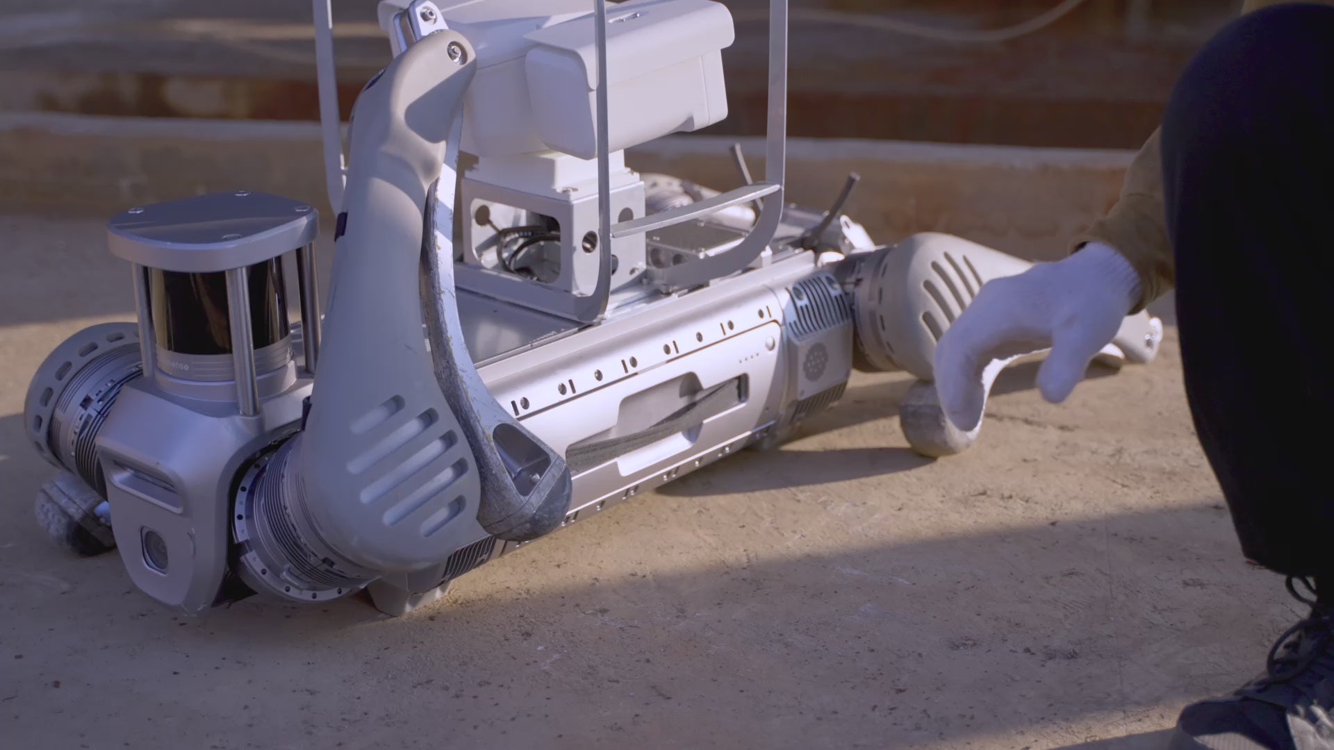 تحميل الفيديو: روبوت Unitree B2 الرباعي للأغراض الصناعية