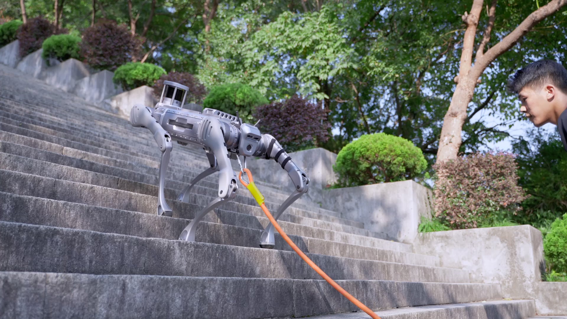 تحميل الفيديو: روبوت Unitree B2 الرباعي للأغراض الصناعية