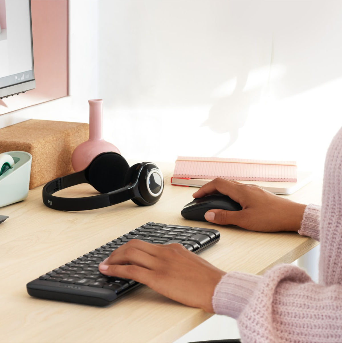 Logitech MK220 Wireless Keyboard and Mouse Combo - Arabic